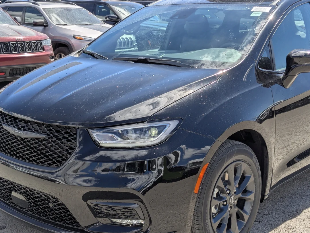 New 2026 Black Chrysler Select - - FWD - 360 Camera - FAV Edition - Power Liftgate - Remote Start & More! image 9