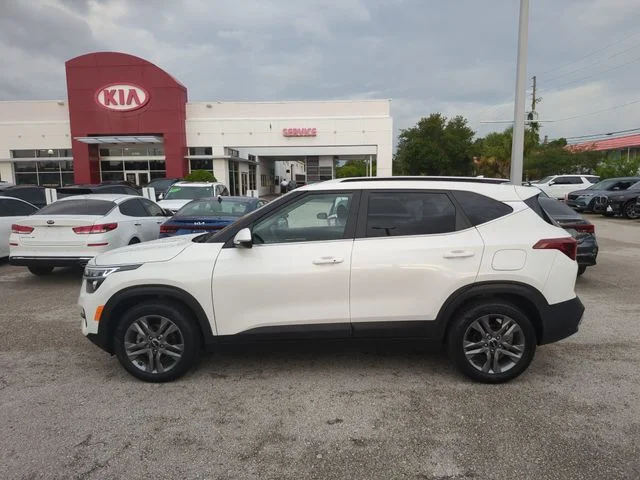 Used 2023 White Kia S image 2