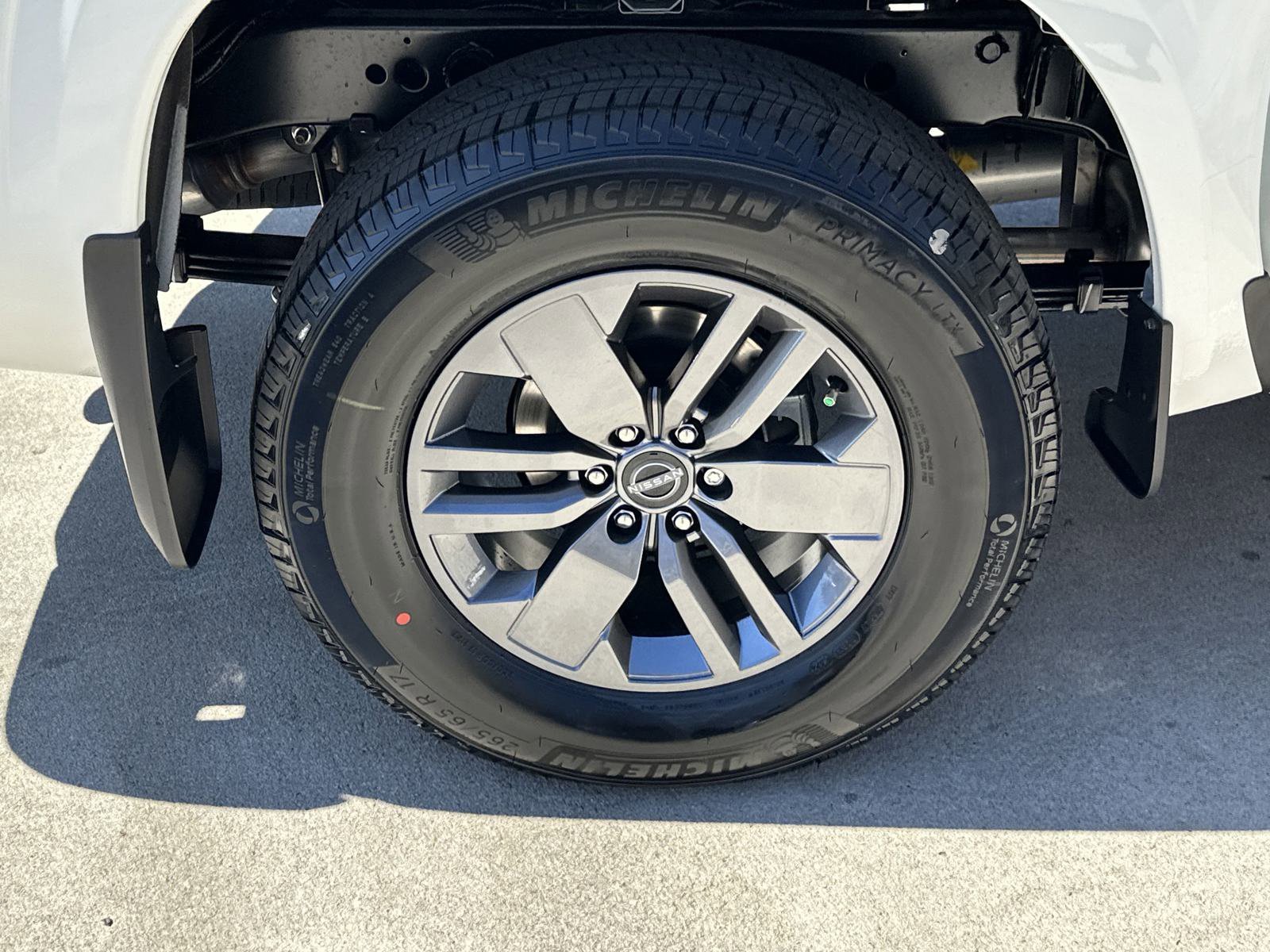 2025 Nissan Frontier SV - Photo 18