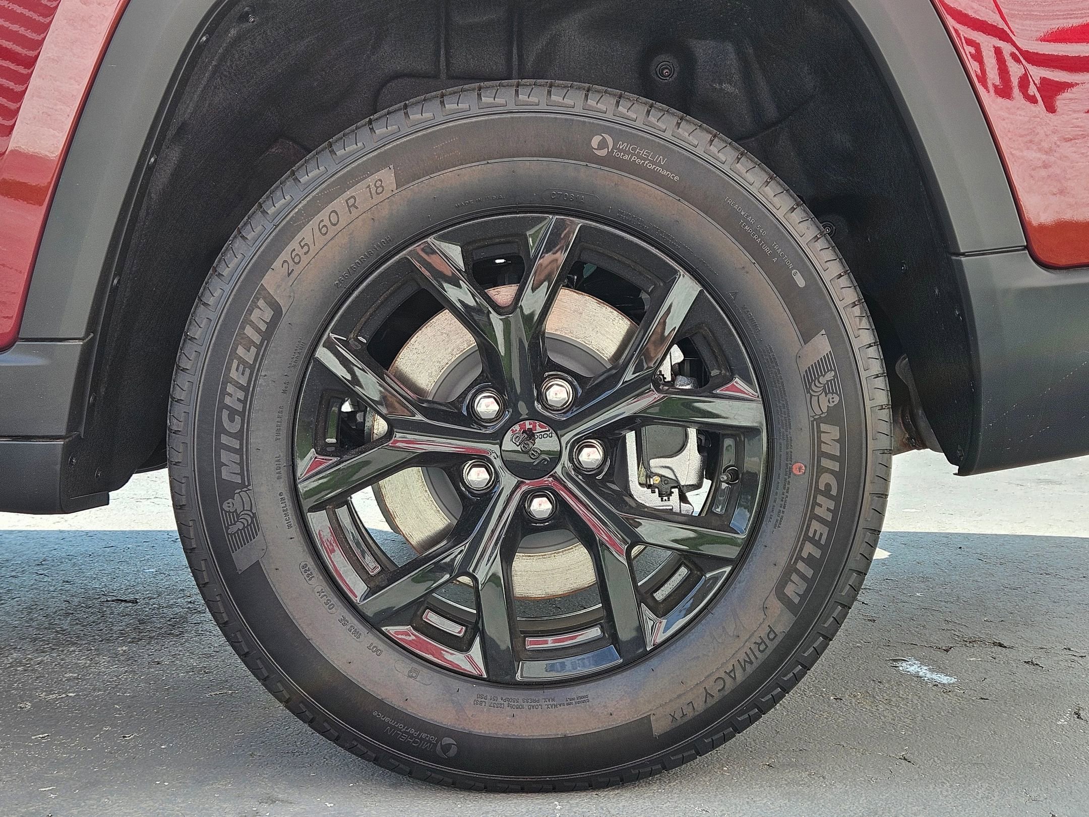 New 2026 Velvet Red Pearl-Coat Exterior Paint Jeep Laredo Altitude image 25