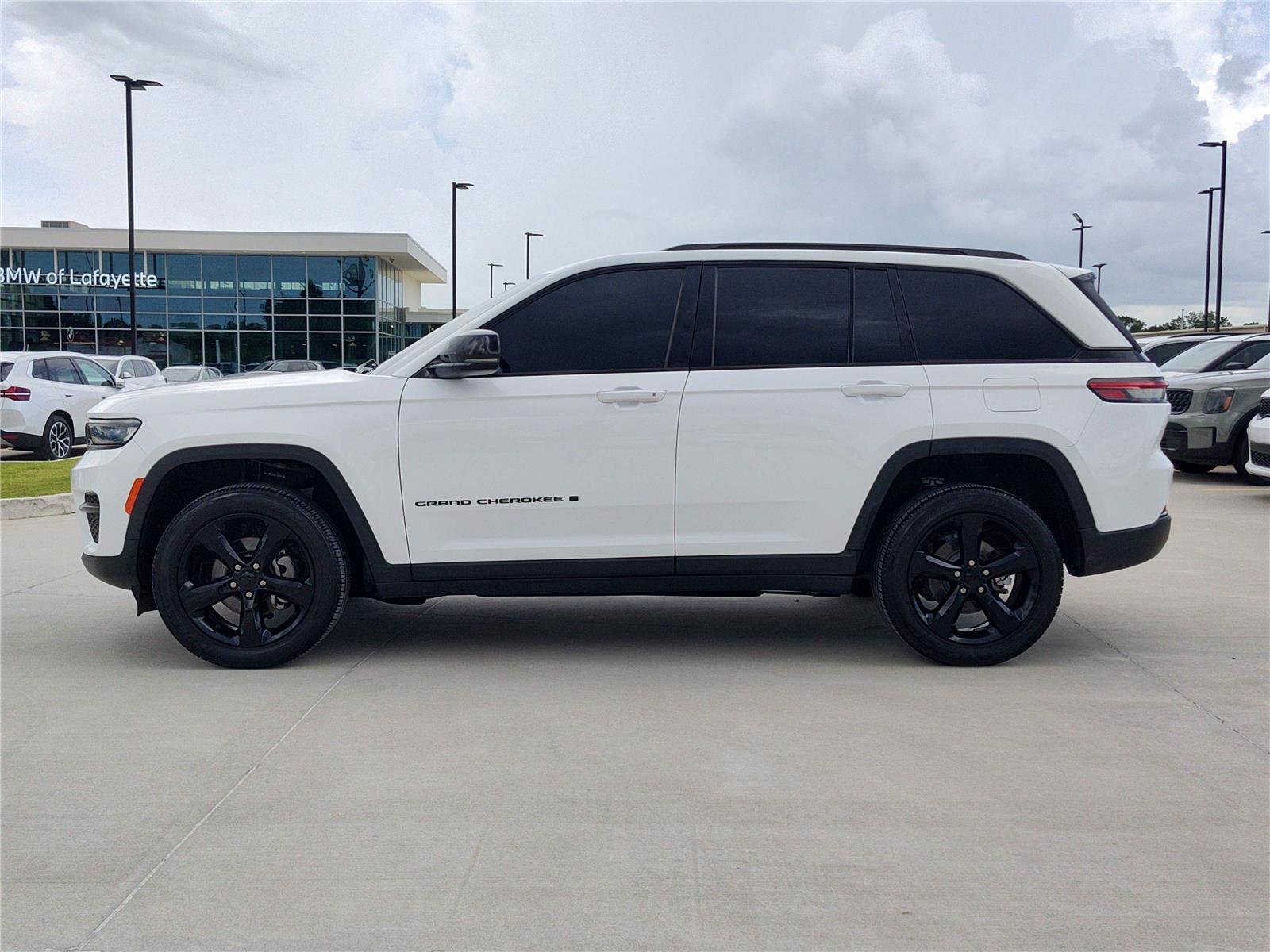 Used 2024 WHITE JEEP LARE image 3