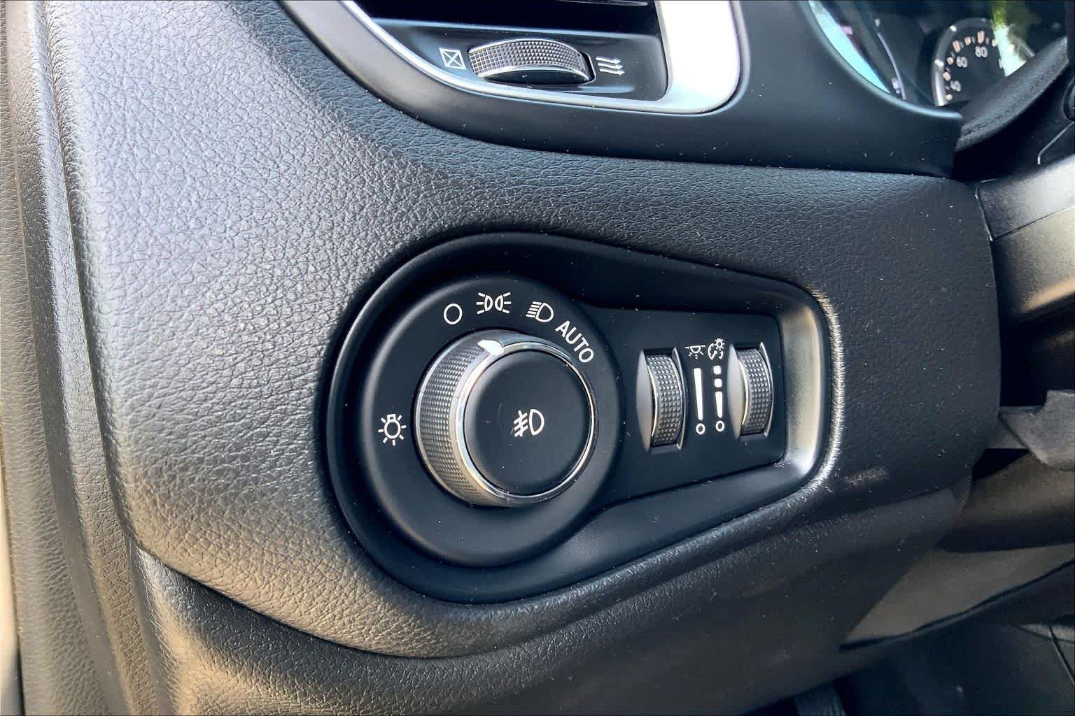 Used 2018 Granite Crystal Clearcoat Metallic Jeep Latitude image 35
