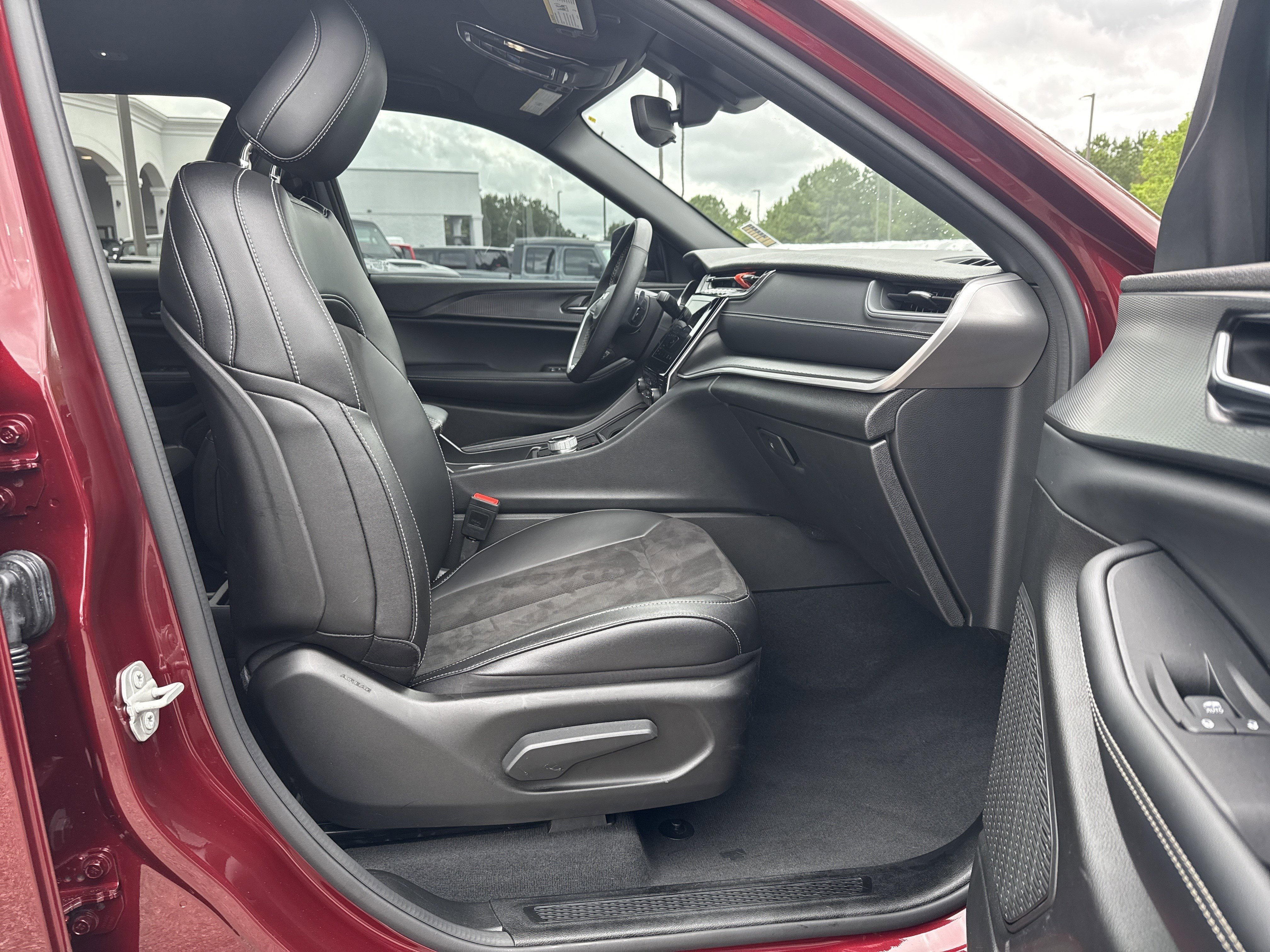 Used 2024 Velvet Red Pearlcoat Jeep Altitude image 14
