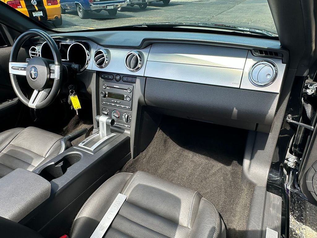 Used 2005 Black Ford  image 64