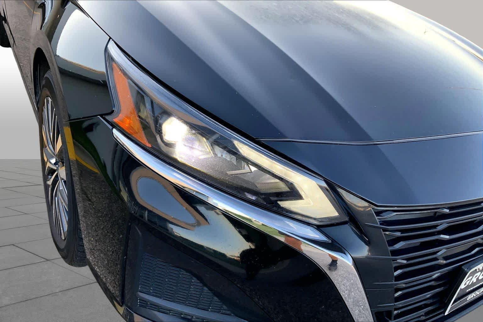 Used 2025 Super Black Nissan SV image 26