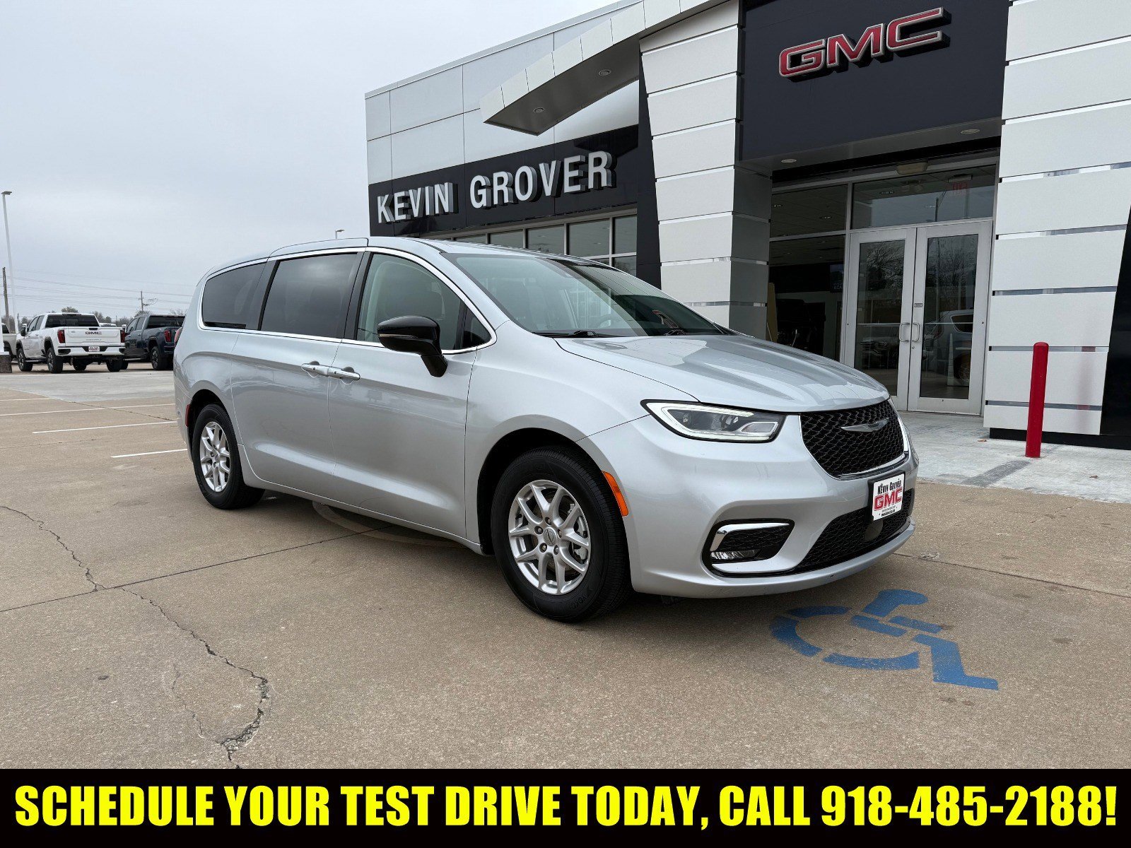 2024 Chrysler Pacifica Touring L's photo