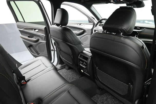New 2026 Bright White Clear-Coat Exterior Paint Jeep  image 15