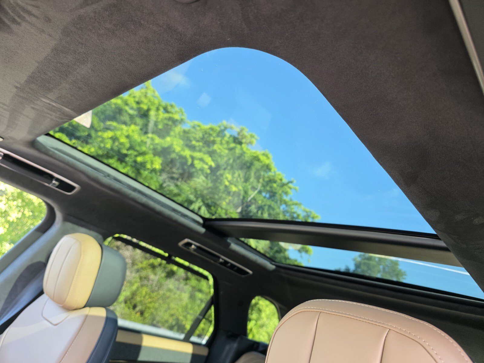 New 2026 Fuji White LAND ROVER Autobiography image 12