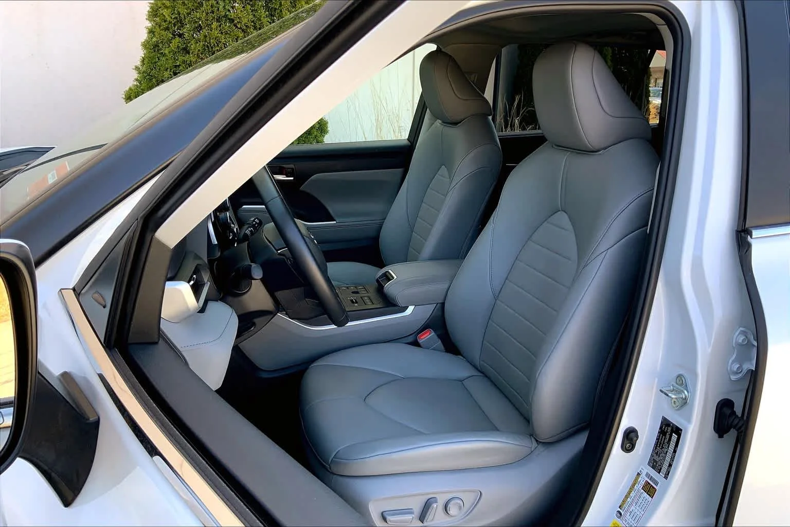 Used 2023 Wind Chill Pearl Toyota XLE image 9