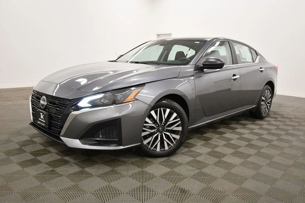 Used 2024 Nissan Altima SV with VIN 1N4BL4DW9RN360248 for sale in Rochester, Minnesota