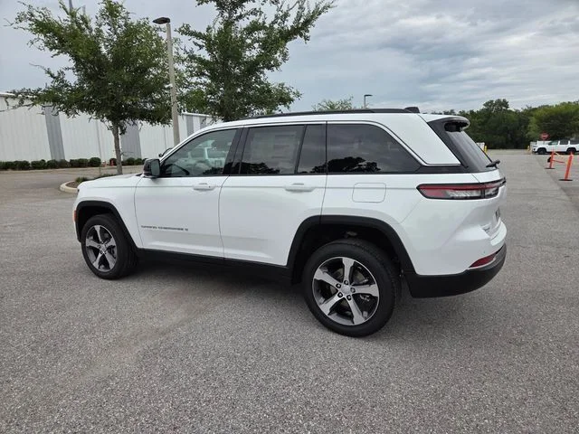 New 2026 Bright White Clear-Coat Exterior Paint Jeep Limited image 10