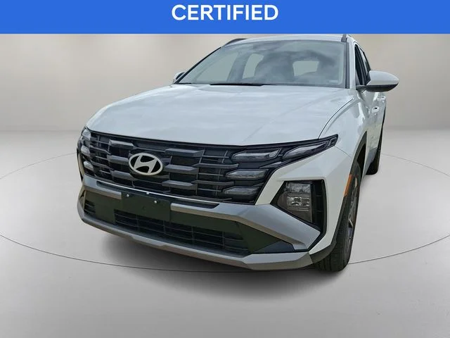 Used 2025 White Hyundai SEL image 4