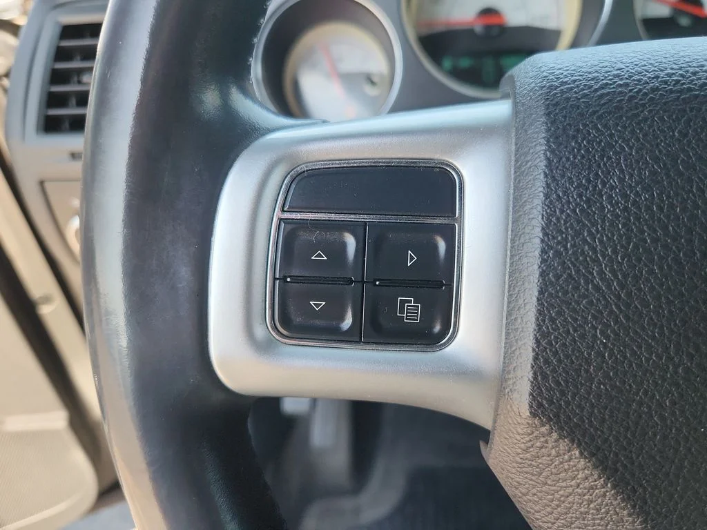 Used 2014 Black Dodge SXT image 19