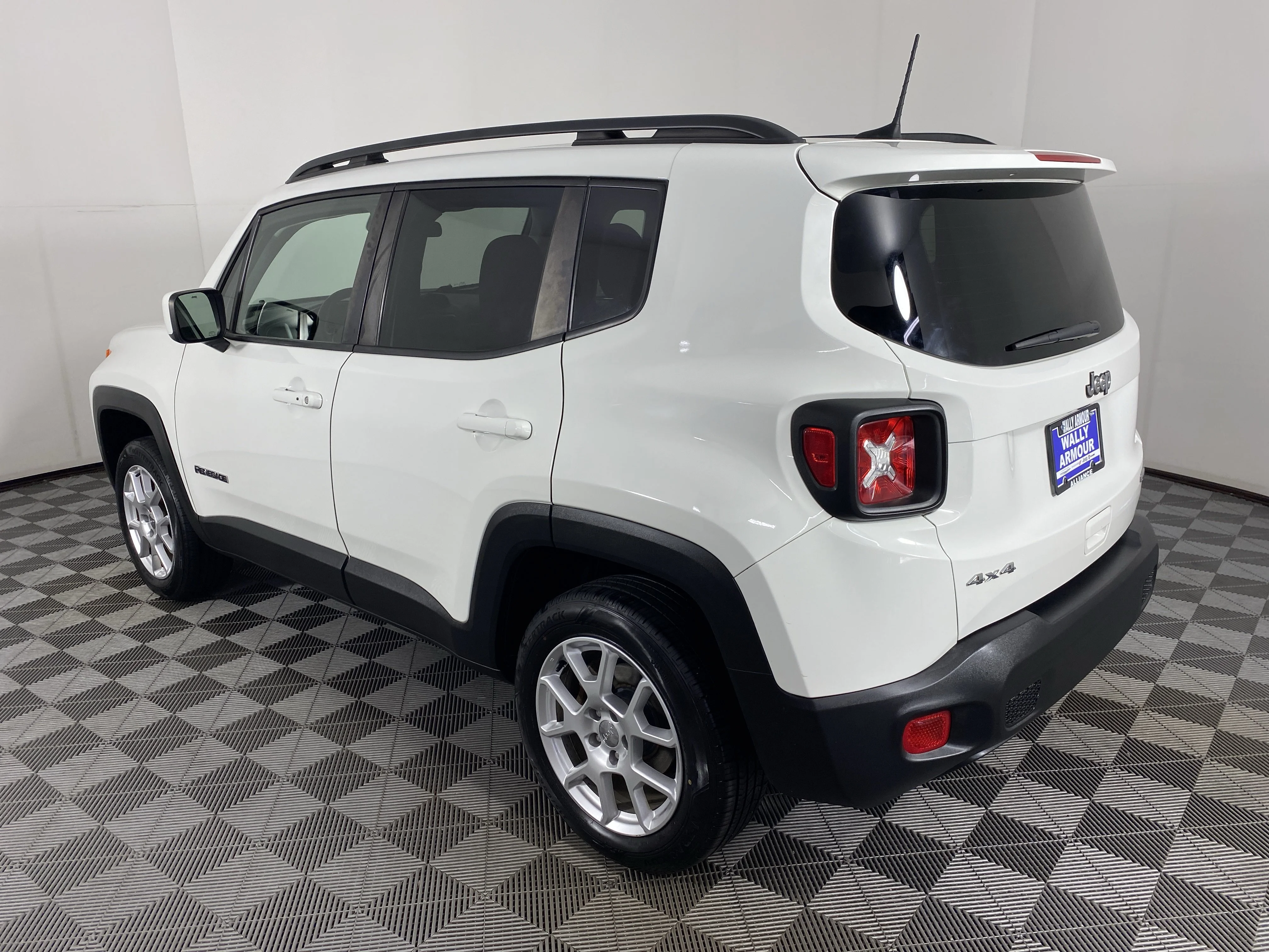 Used 2020 Alpine White Clearcoat Jeep Latitude image 9