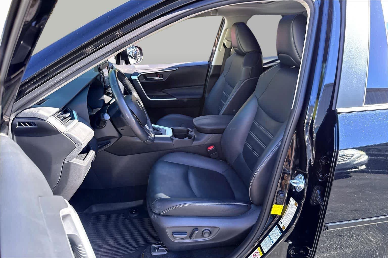 Used 2019 Midnight Black Metallic Toyota XLE Premium image 8