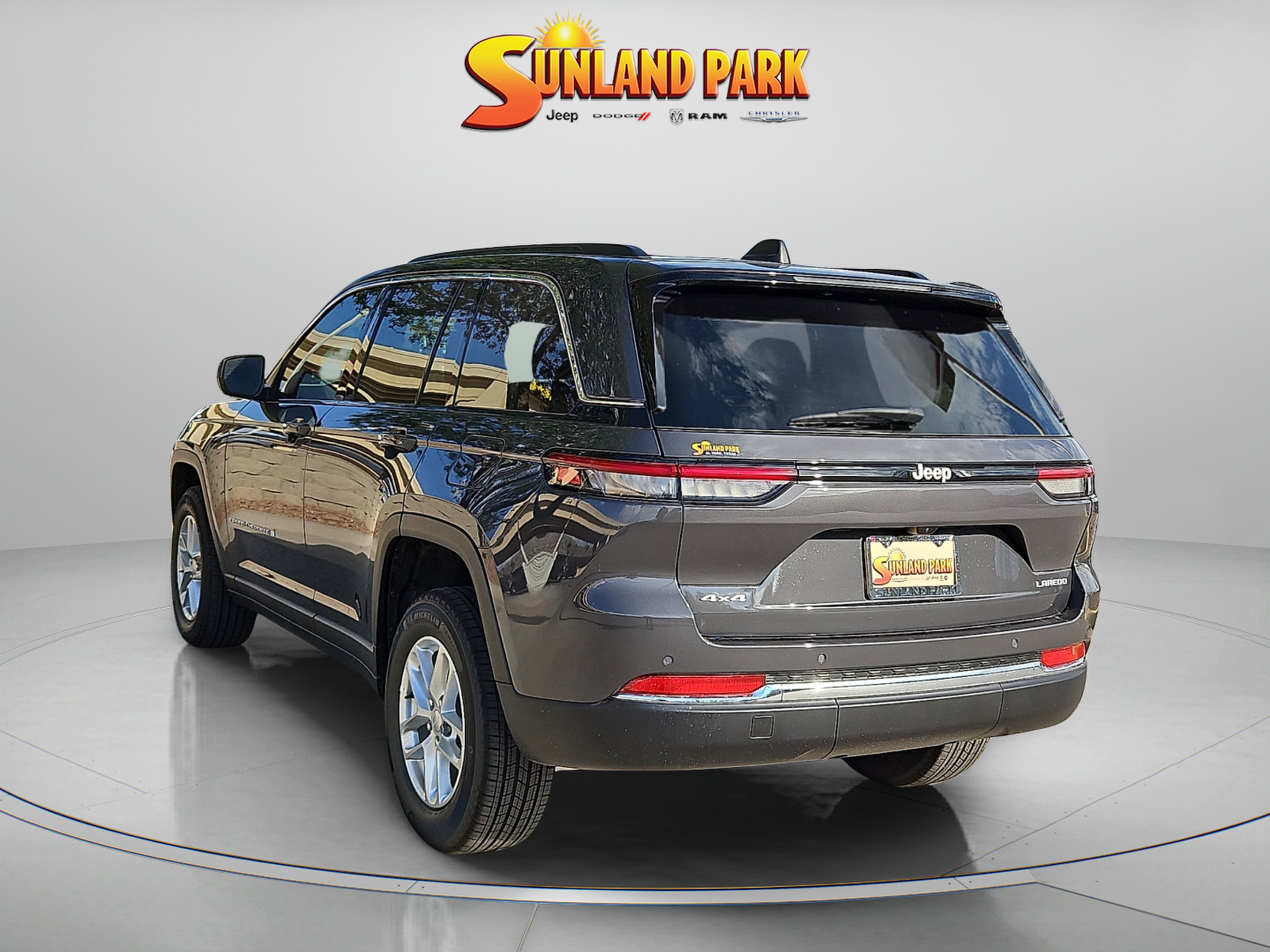 New 2025 Baltic Gray Metallic Clear-Coat Exterior Paint Jeep Laredo X image 3