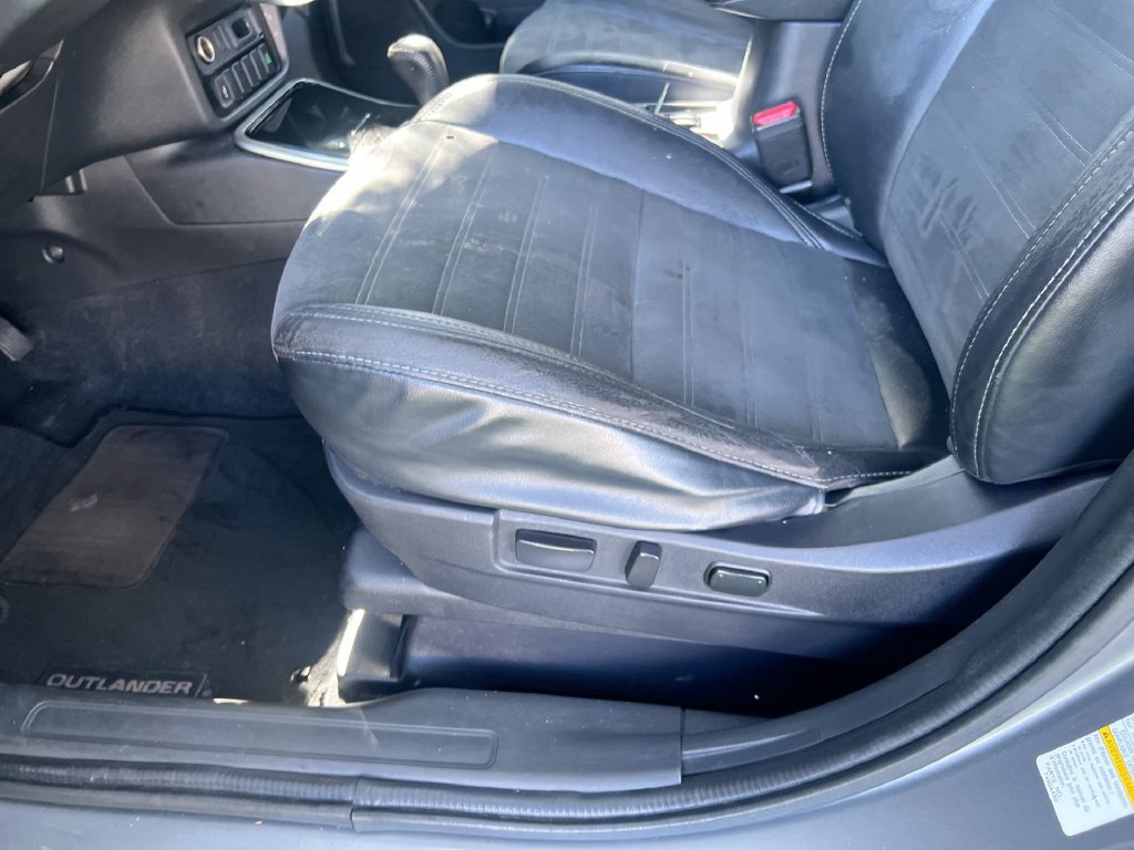 Used 2020  Mitsubishi SE image 14
