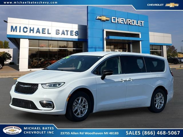 2024 Chrysler Pacifica Touring L's photo