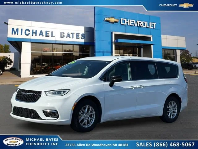 2024 Chrysler Pacifica Touring L's photo