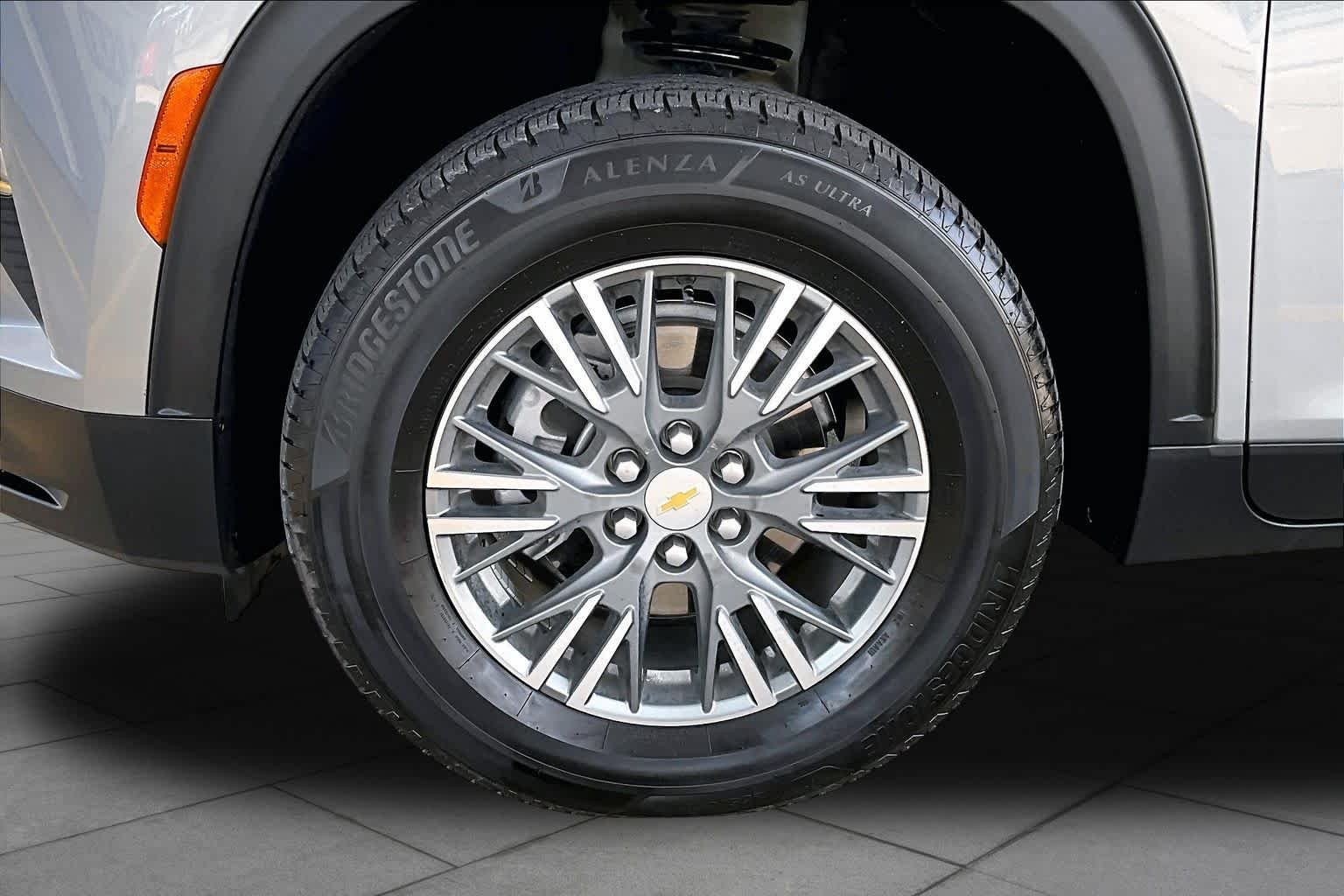 Used 2025 Sterling Gray Metallic Chevrolet FWD LT image 10