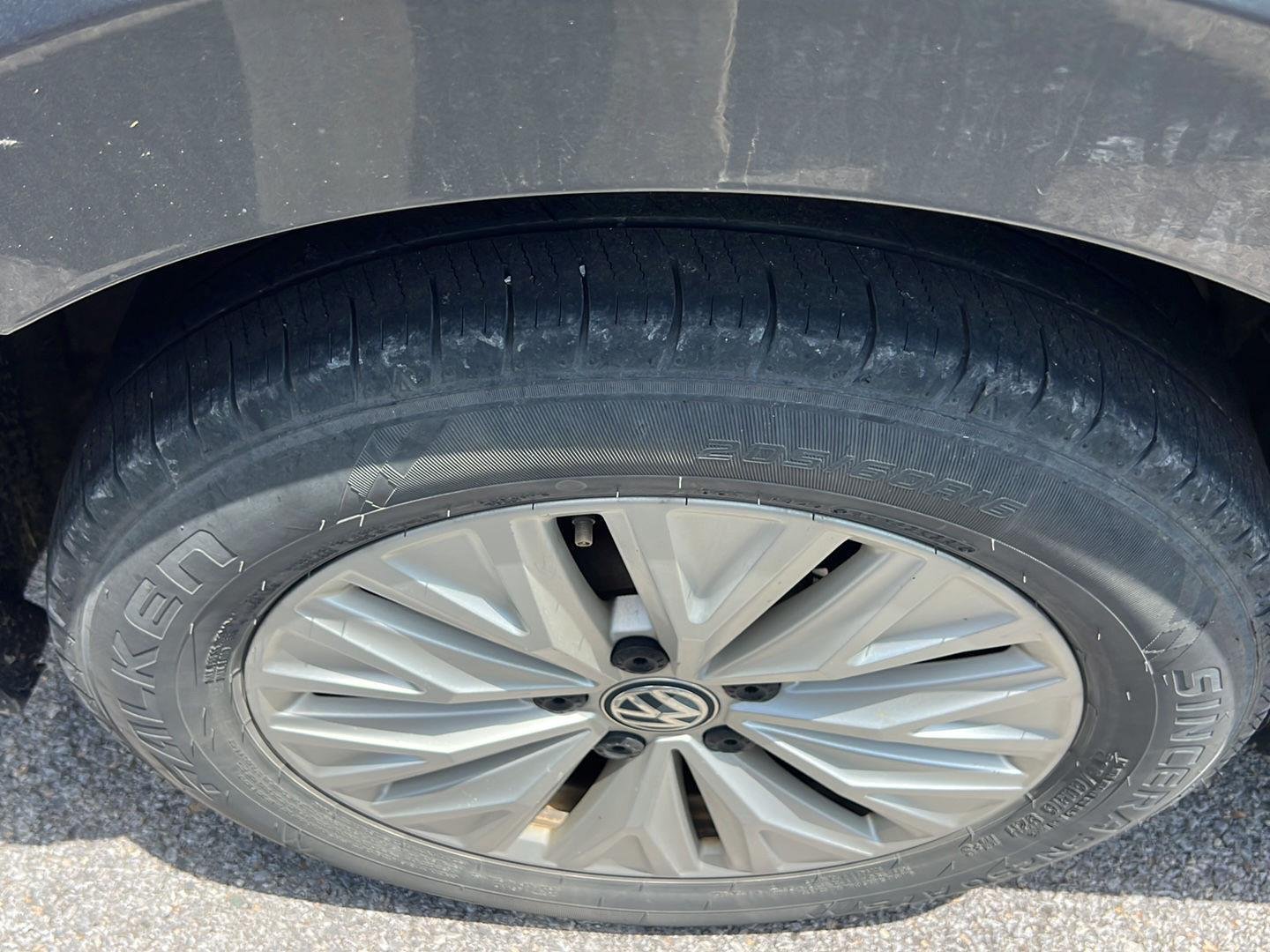Used 2019 Platinum Gray Metallic Volkswagen SE image 7