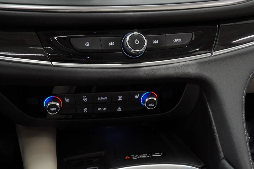 Used 2023 Summit White Buick Essence image 22