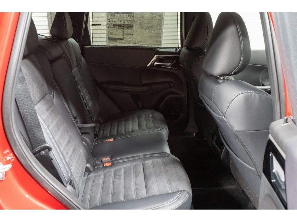 2025 Mitsubishi Outlander Plug-in Hybrid SE - Photo 22