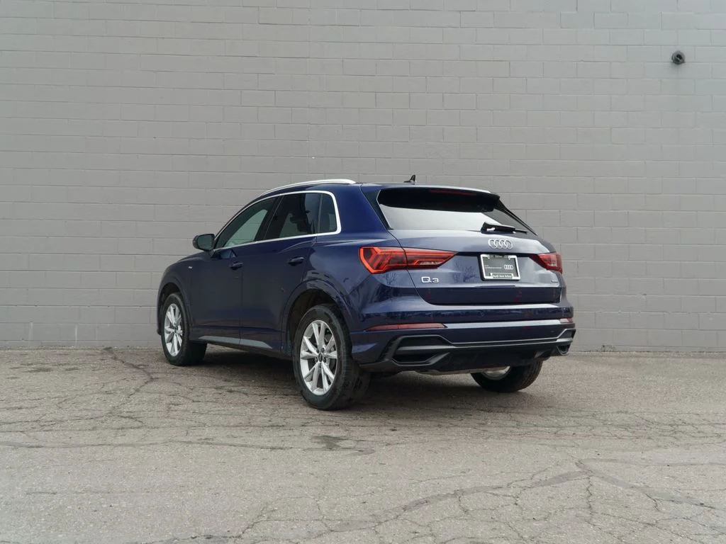 Used 2022  Audi  image 3