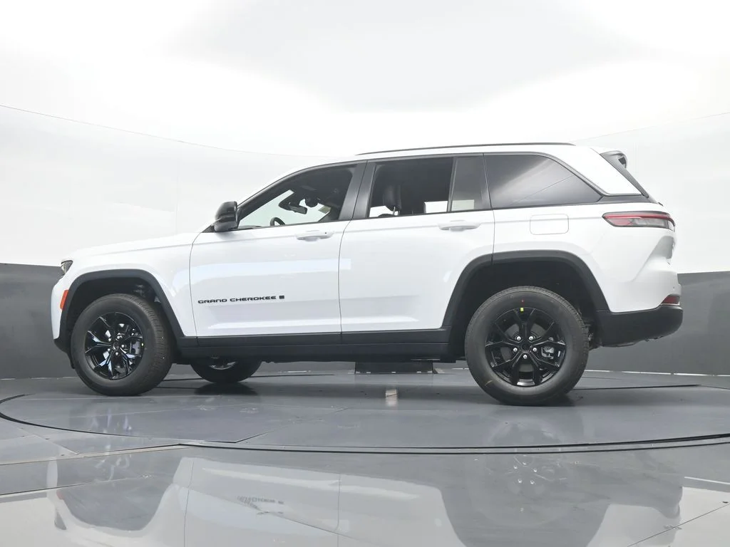 New 2026 Bright White Clear-Coat Exterior Paint Jeep Laredo image 56