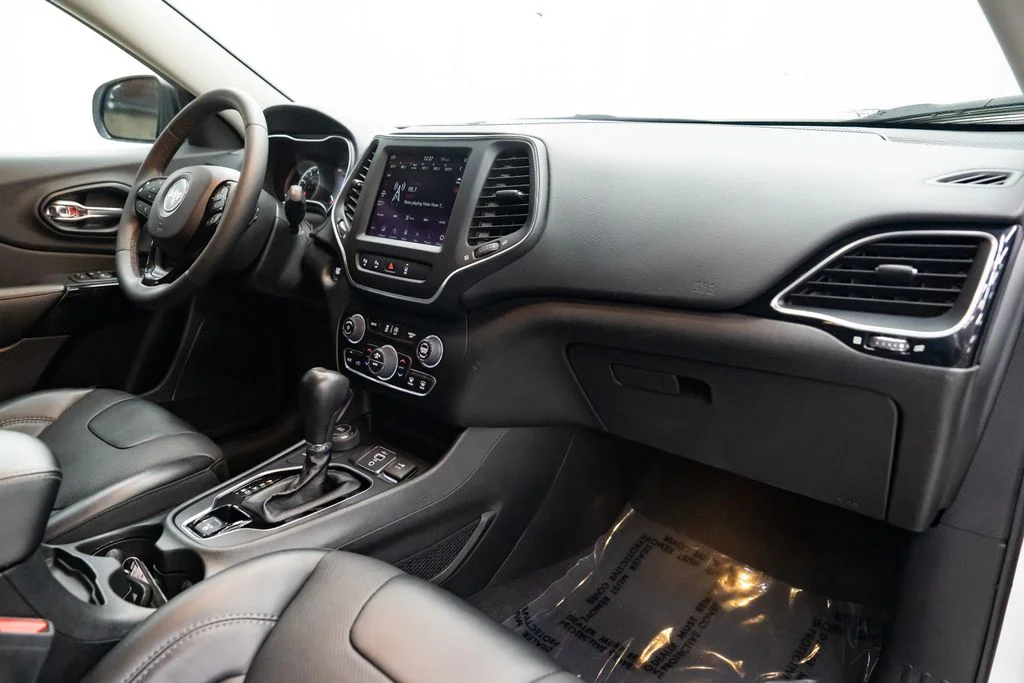 Used 2023 White Jeep Altitude image 30