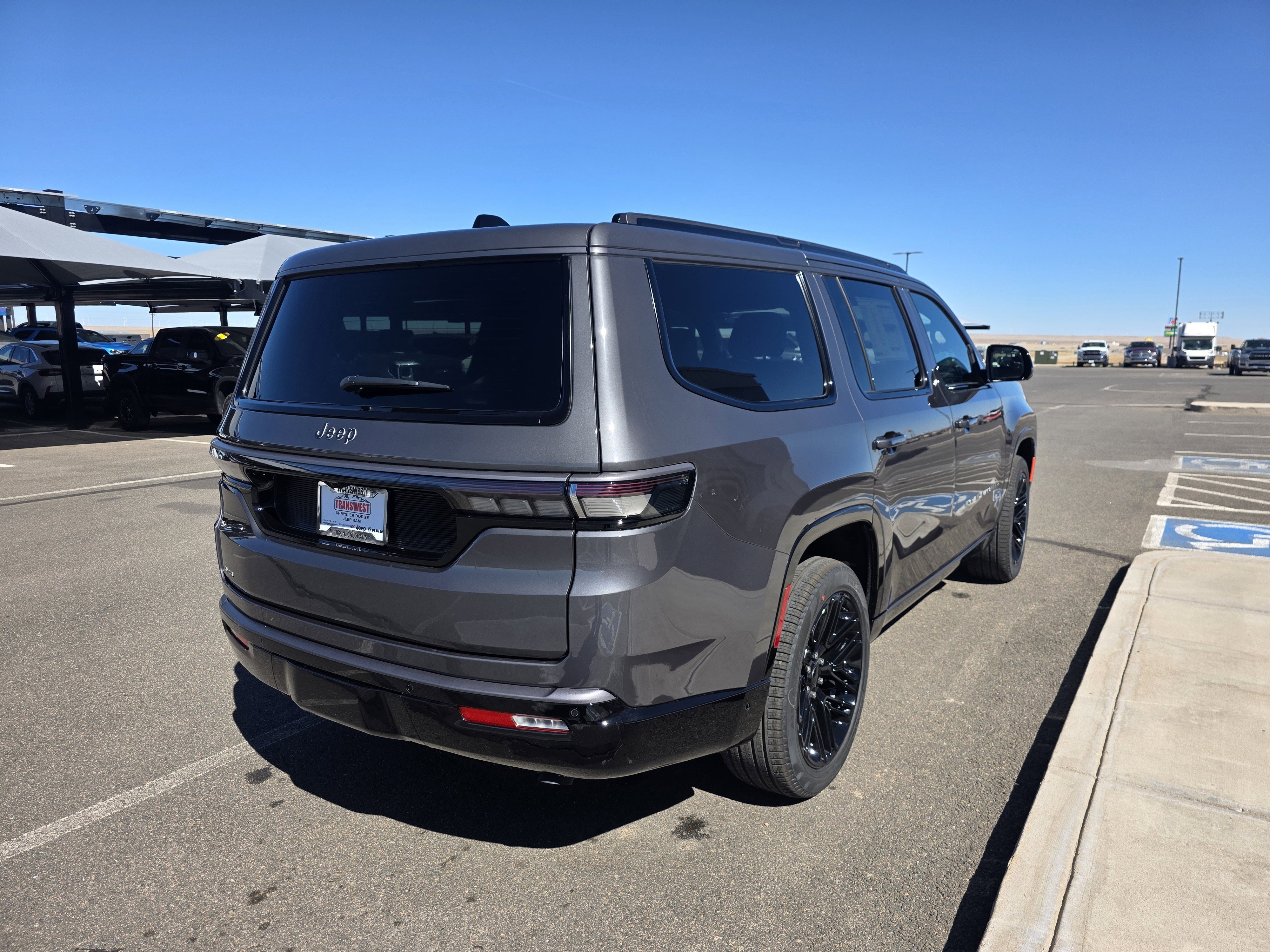 New 2026 Baltic-Gray Metallic Clear-Coat Exterior Paint Jeep Limited Reserve image 6