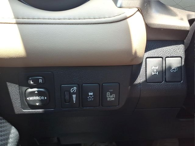 Used 2015 Red Toyota Limited image 25