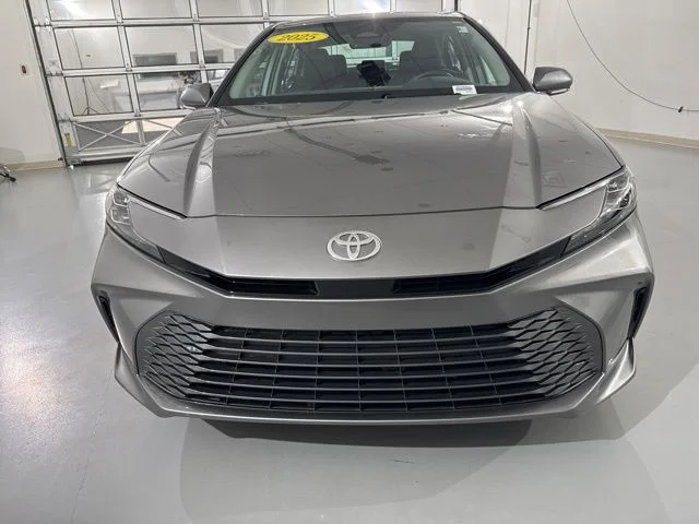Used 2025  Toyota XLE image 2