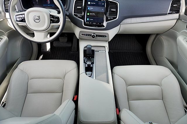 Used 2025 Black Volvo B6 Plus 6-Seater image 21