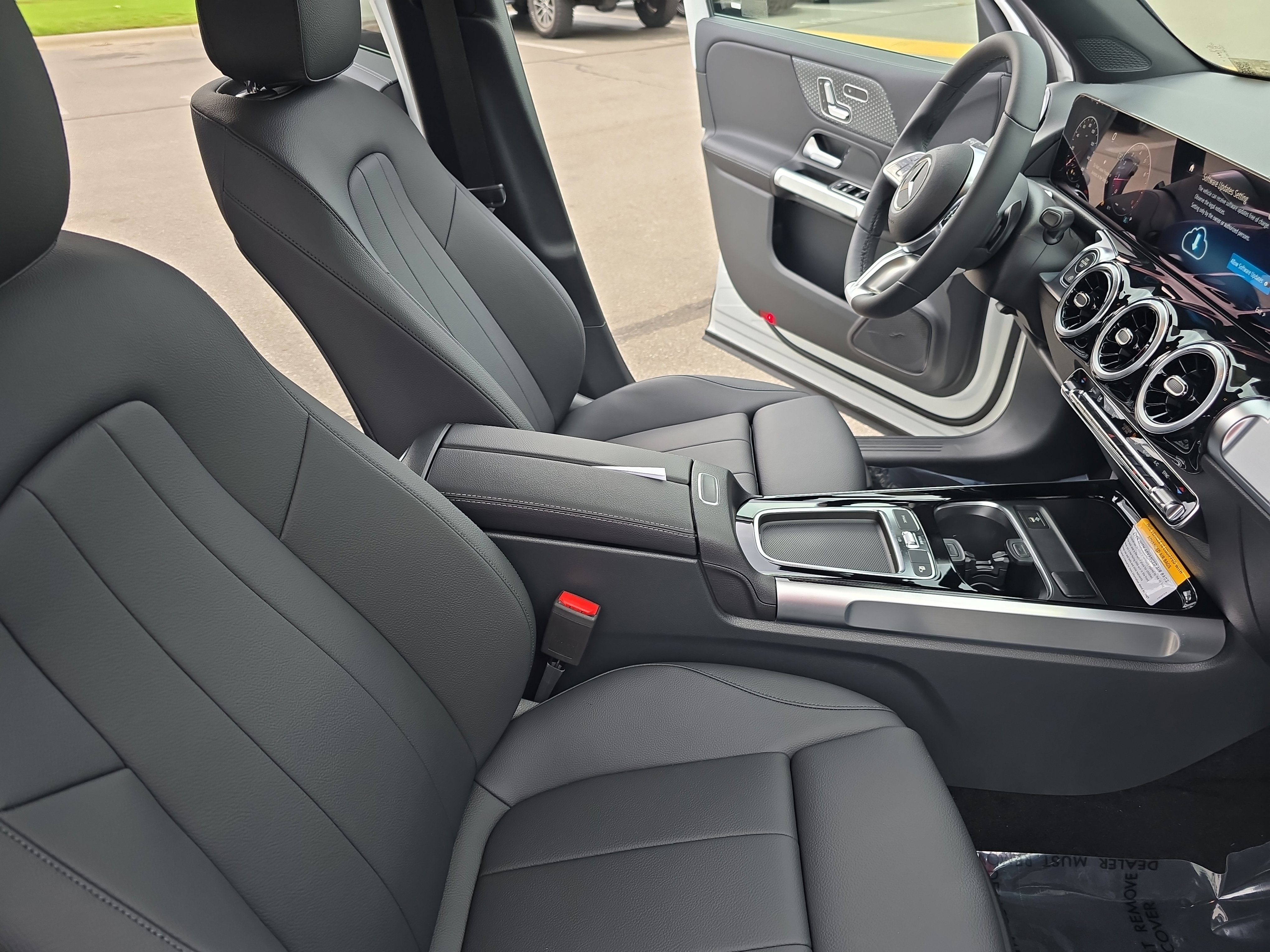 New 2025 Polar White Mercedes-Benz GLB250 image 10