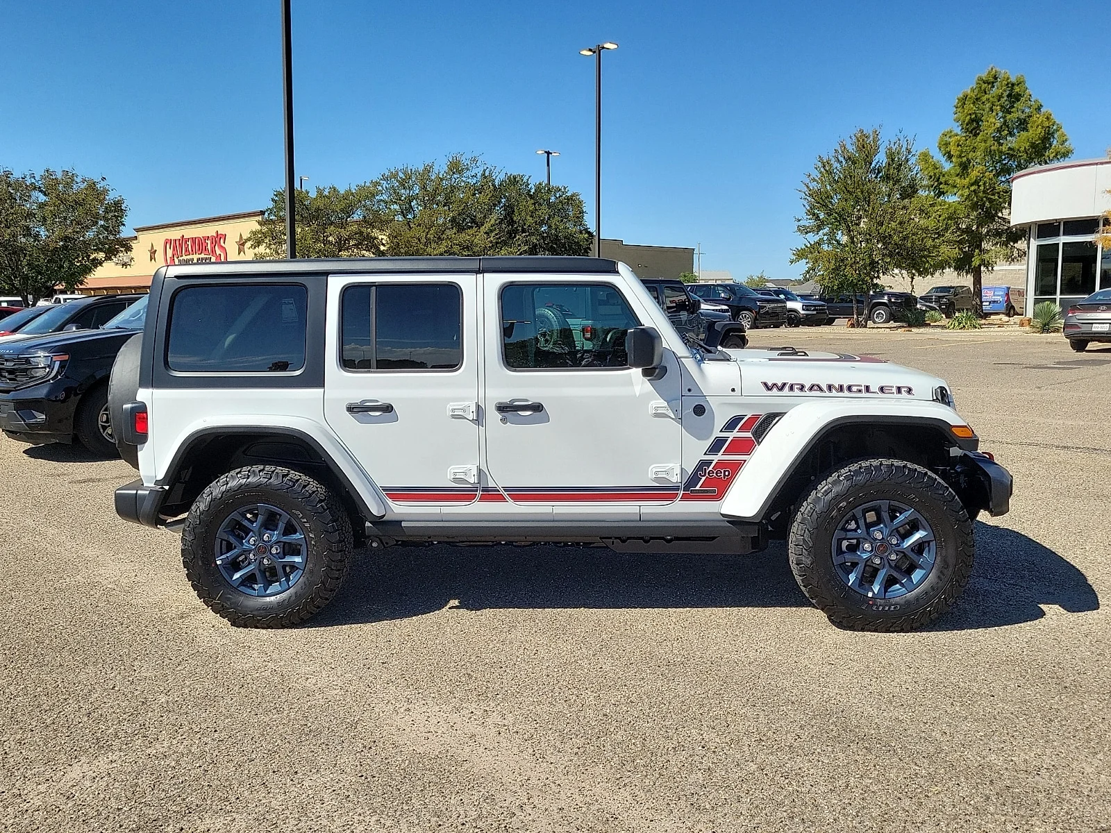 New 2026 PW7 Bright Whit Jeep 4-DOOR AMERICA250 image 5