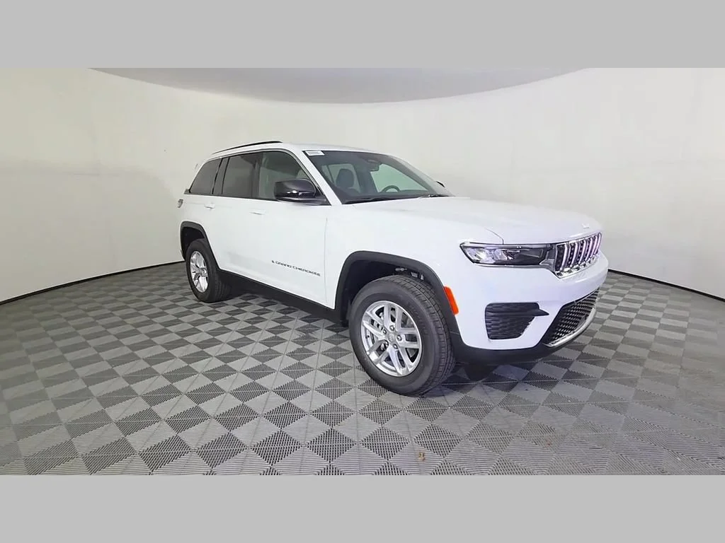 New 2026 Bright White Clear-Coat Exterior Paint Jeep Laredo X image 38