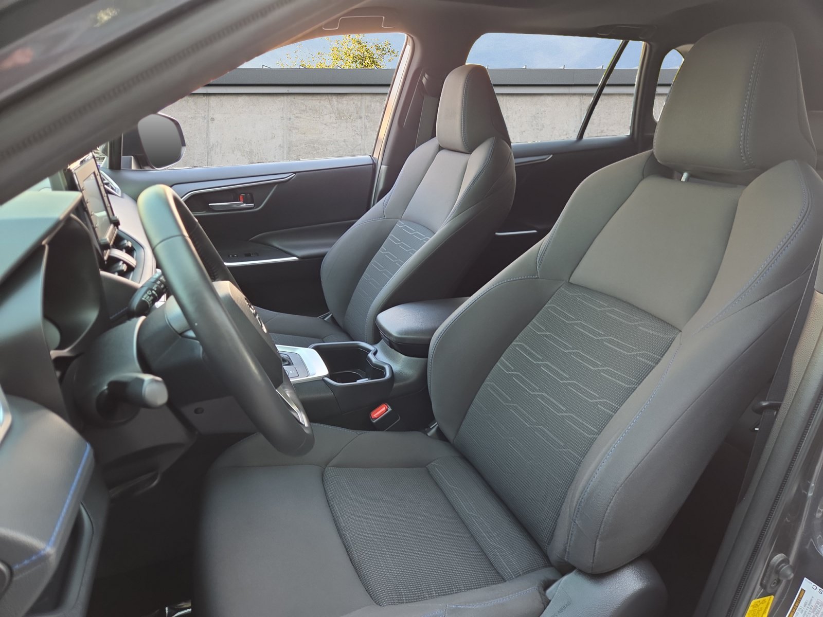 2022 Toyota RAV4 SE - Photo 9