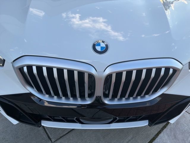 Used 2026 White BMW sDrive40i image 9