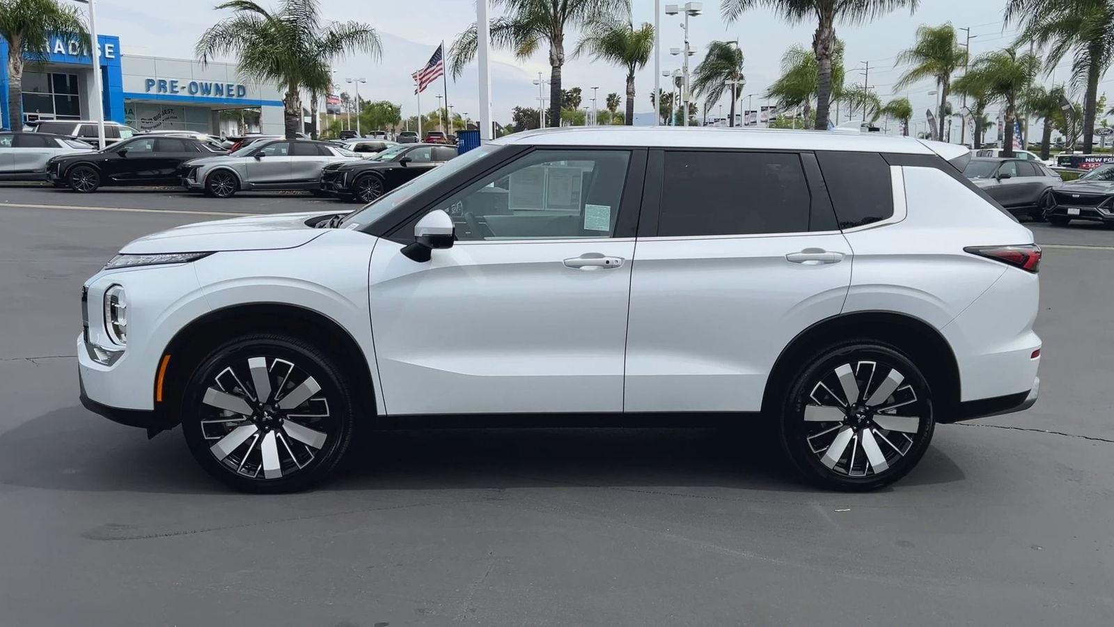 Used 2025 White Mitsubishi SE image 8