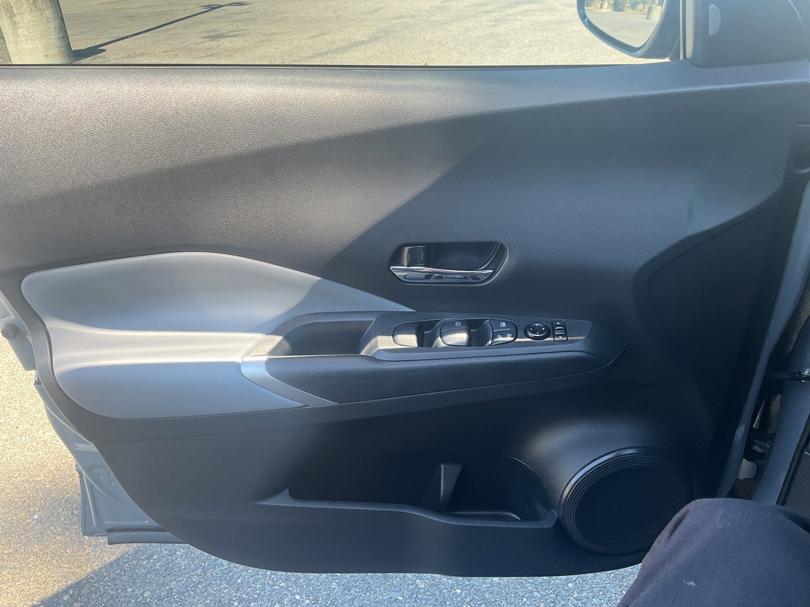 Used 2022 Boulder Gray Pearl Nissan SR image 29