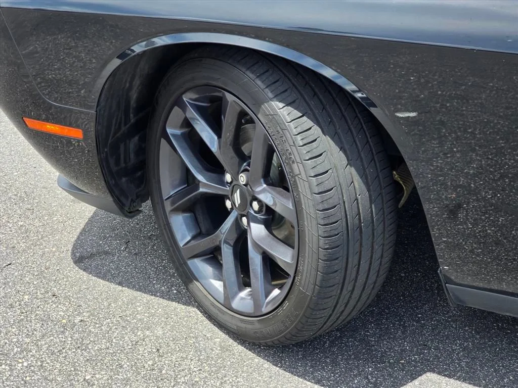 Used 2019 Black Dodge SXT image 27