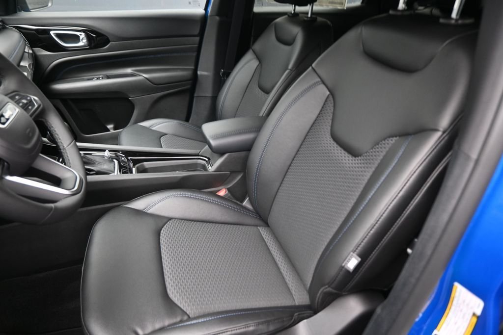 New 2026 Hydro Blue Pearlcoat Jeep Latitude image 19