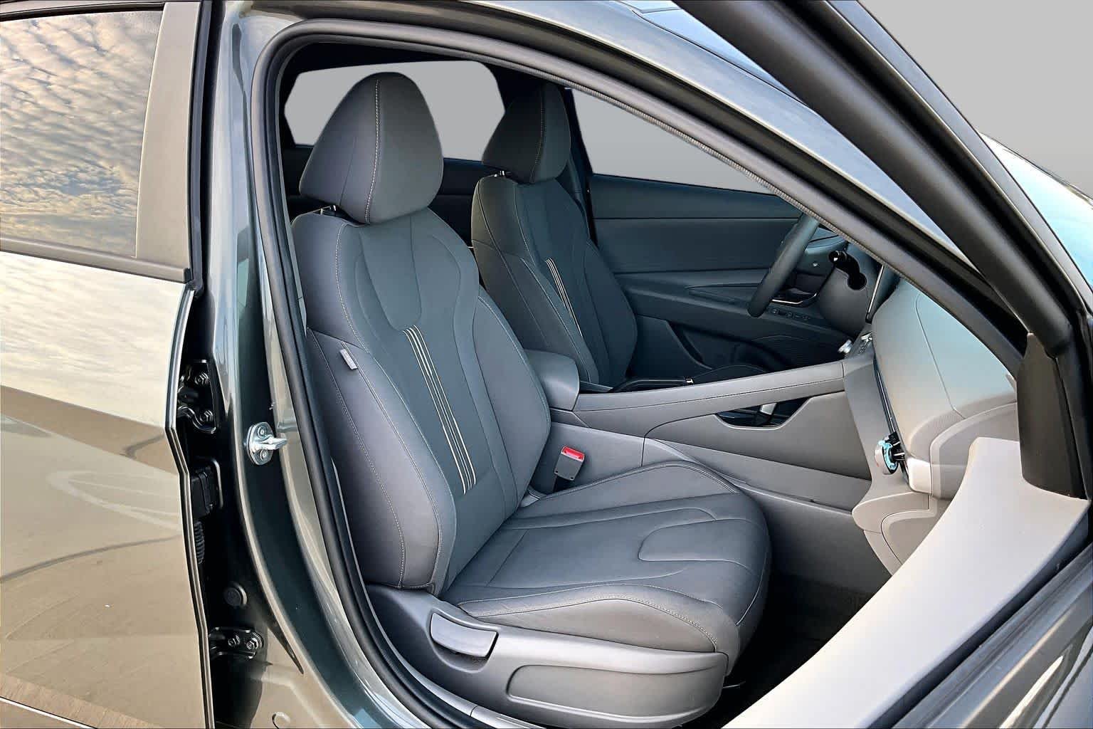 Used 2024 Amazon Gray Hyundai SEL image 9