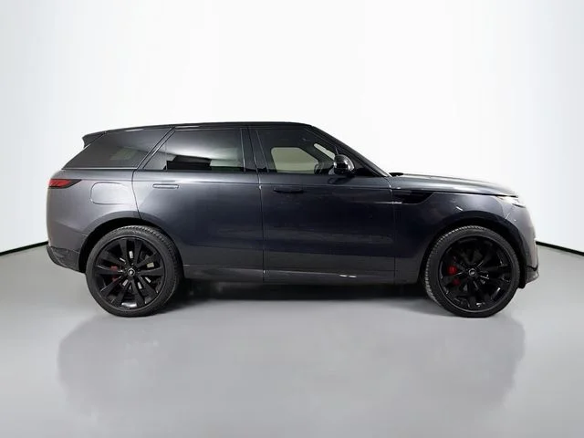Used 2023 Gray Land Rover SE Dynamic image 4