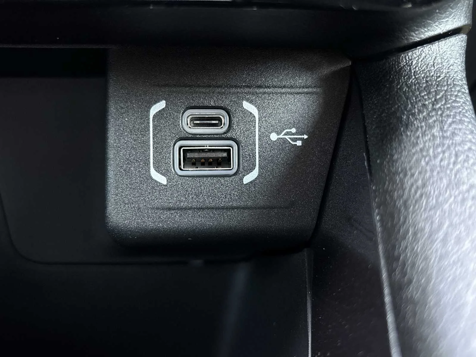 Used 2025 Diamond Black Crystal Pearlcoat Jeep Sport image 28