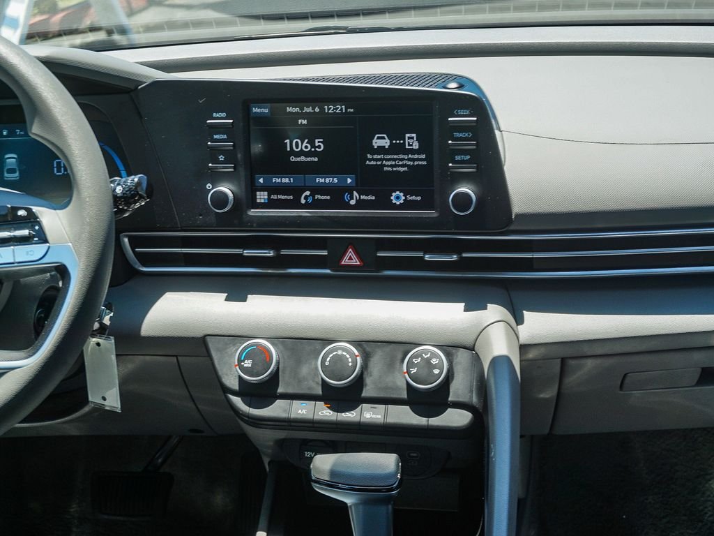 Used 2024 Black Hyundai SE image 15