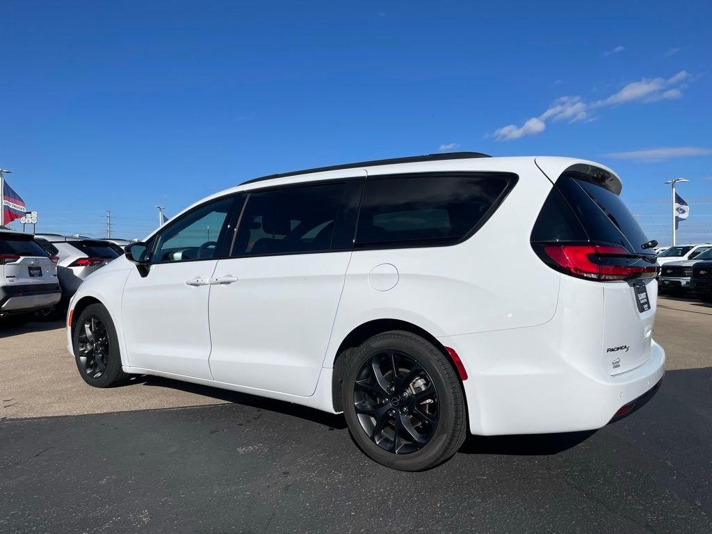 Used 2025 White Chrysler Limited image 5