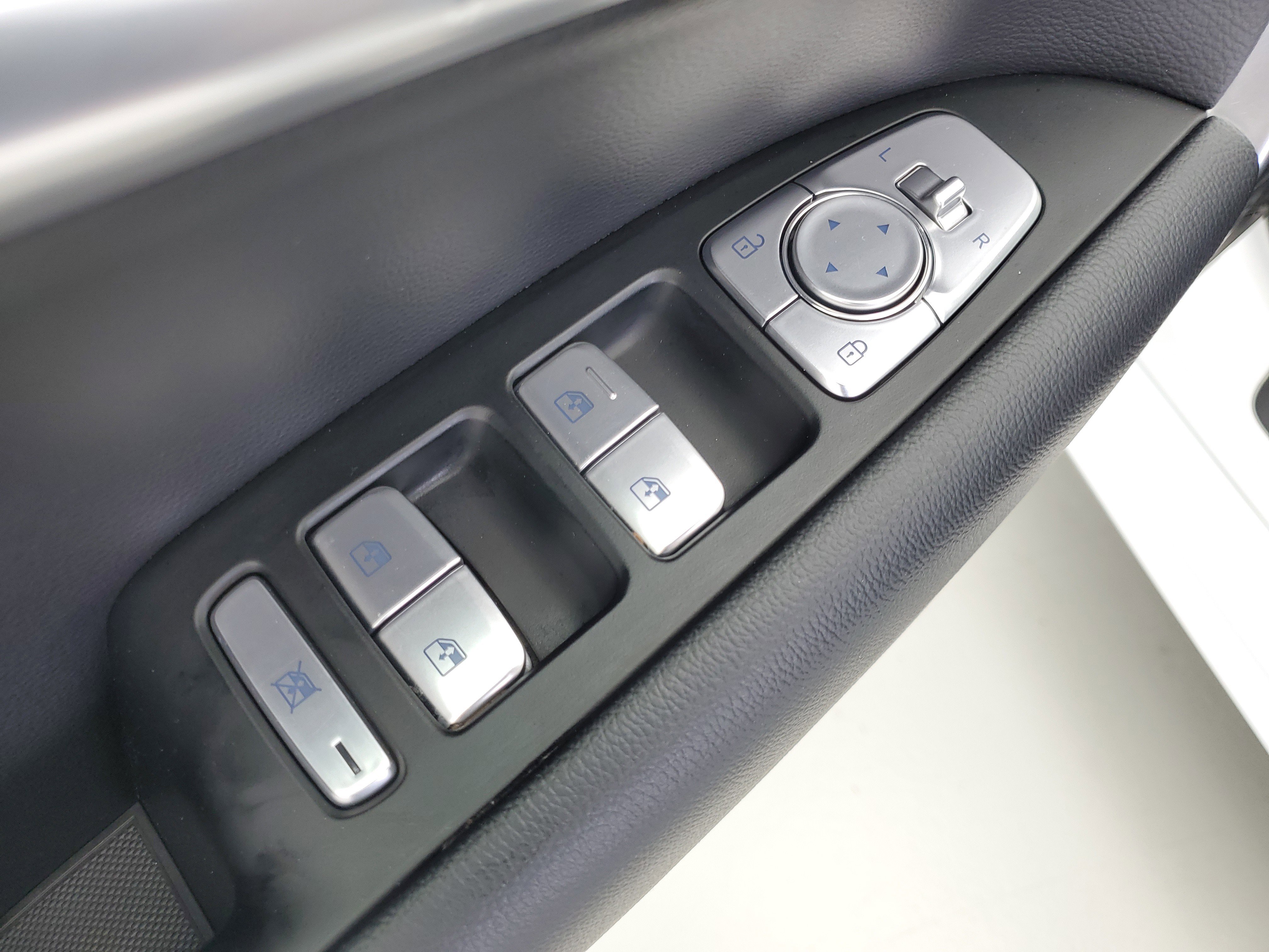 2025 GENESIS G70 Standard - Photo 20