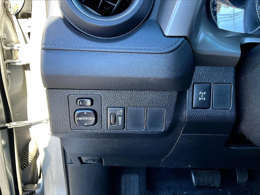 Used 2016 Silver Toyota LE image 17